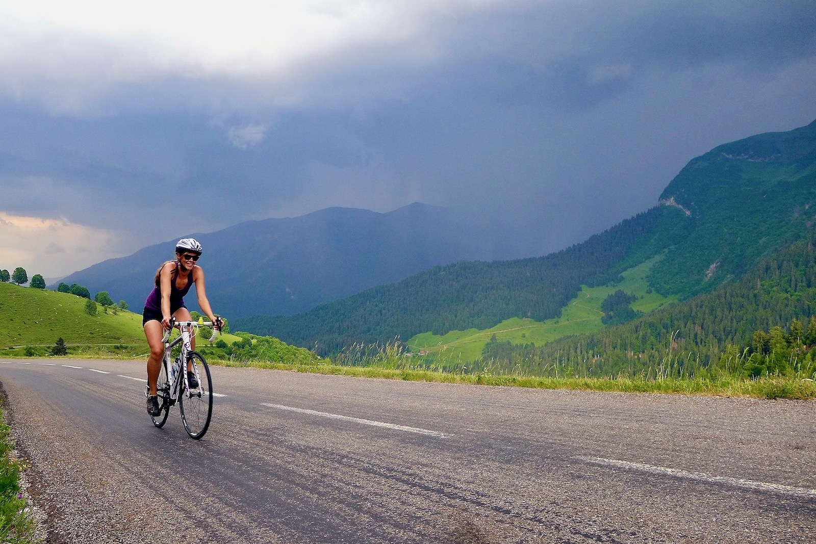 Zwaar weer op de laatste hellingen van de Col de la Colombière